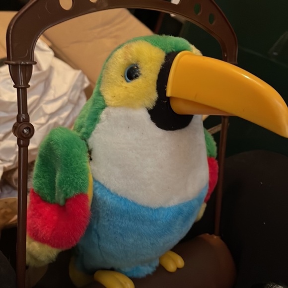 COPY - ANIMATED PARROT ON SWING (REQUIRES 6 AA BATTERIES) GREAT TO ENTERTAIN PE… - Picture 6 of 7